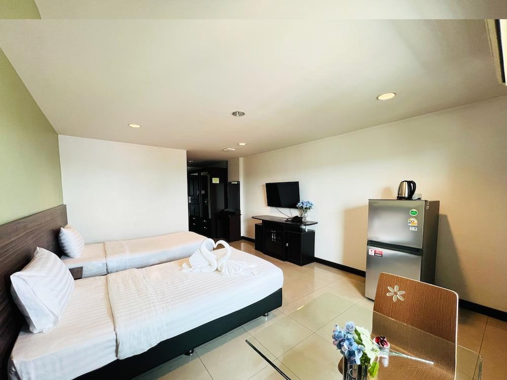 14 Place Room Type - Premier Double Room Single Use, 2 Twin Beds