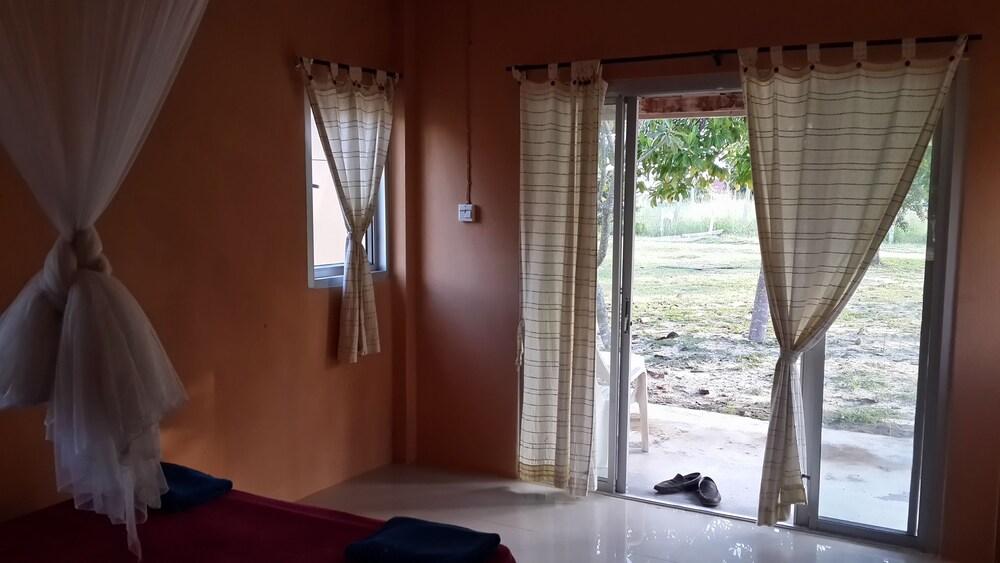 Jinta Beach Bungalow - Tap to explore photos