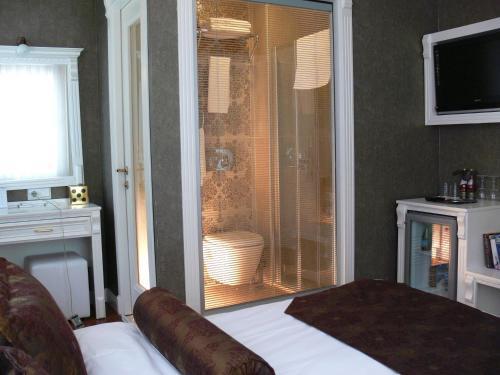 Hotel Coliseum Room Type - Twin Room
