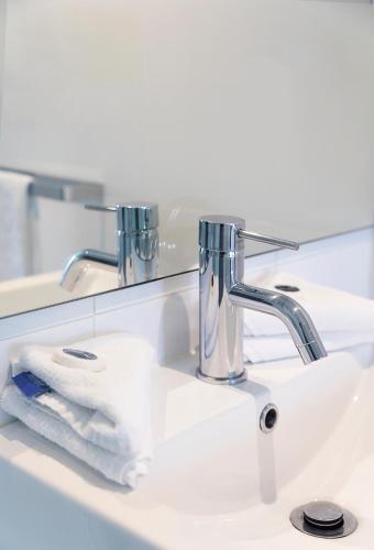 RNR Serviced Apartments North Melbourne - Tap to explore photos