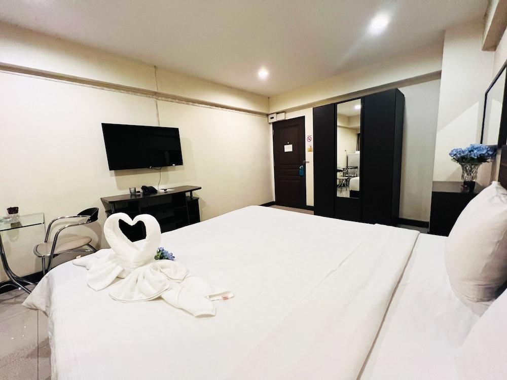 14 Avenue Room Type - Deluxe Room, Balcony