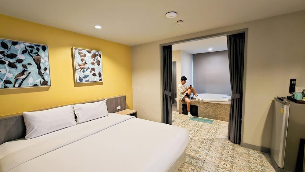 Recenta Suite Phuket Suanluang by Deevana Room Type - Superior Double Room, Bathtub Recenta Suite Phuket Suanluang by Deevana Room Type - Superior Double Room, Bathtub