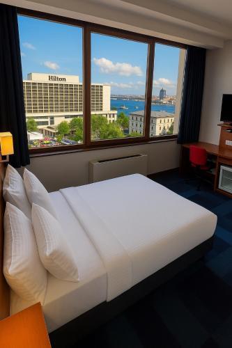 Taxim Express Room Type - Deluxe Room with City or Partial Bosphorus View
