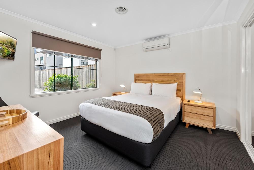 Fawkner Executive Suites & Serviced Apartments - Tap to explore photos
