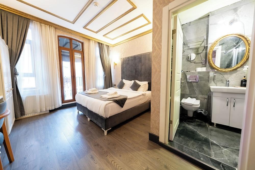 Diamond Royal Hotel Room Type - Suite, Balcony