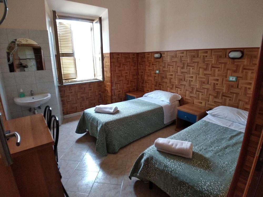 Cressy Room Type - Basic Twin Room, Shared Bathroom