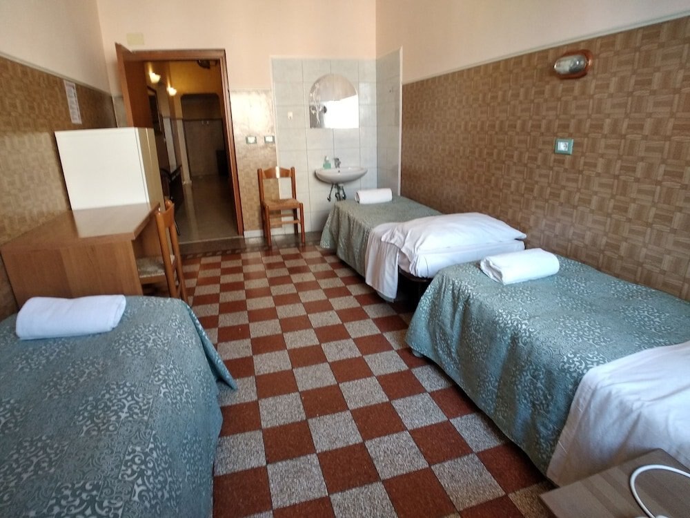 Cressy Room Type - Basic Triple Room, Shared Bathroom