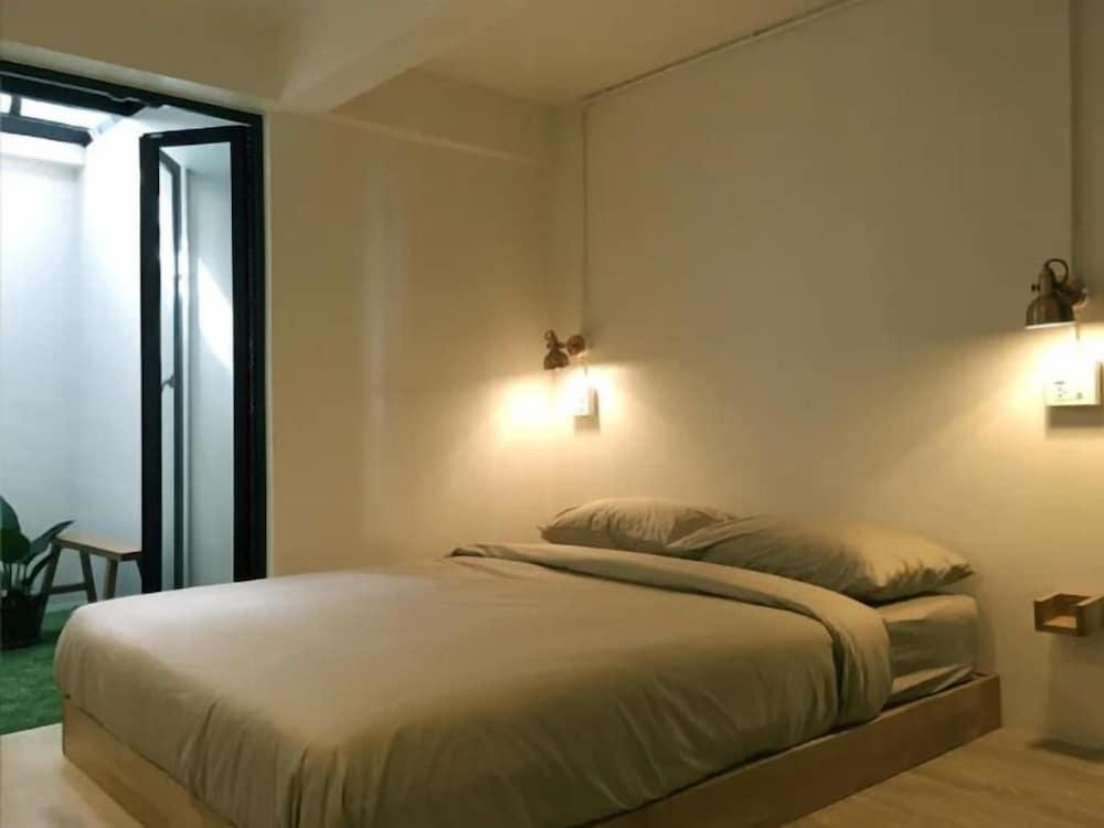 Monomer Hostel Bangkok Room Type - Deluxe Double Room with Private Bathroom Monomer Hostel Bangkok Room Type - Deluxe Double Room with Private Bathroom