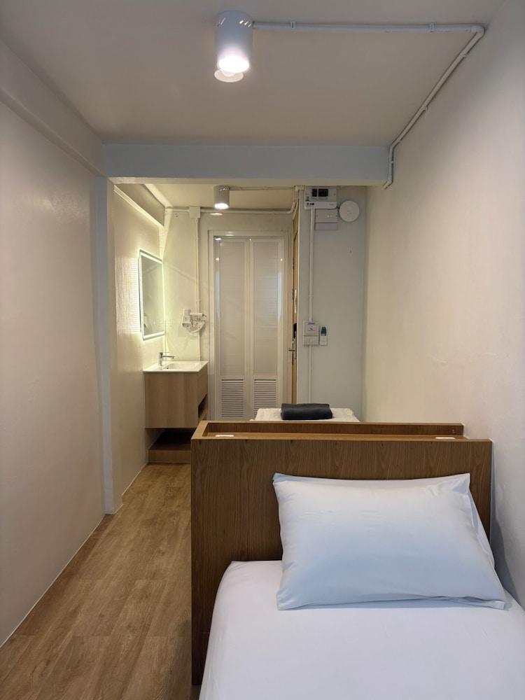 Monomer Hostel Bangkok Room Type - Standard Twin Room with Private Bathroom, 5th floor (No lift)