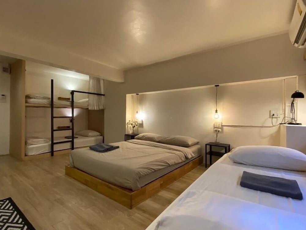 Monomer Hostel Bangkok Room Type - Quad Room with Shared Bathroom Monomer Hostel Bangkok Room Type - Quad Room with Shared Bathroom