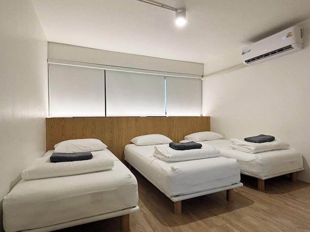 Monomer Hostel Bangkok Room Type - Quadruple Room with Private Bathroom