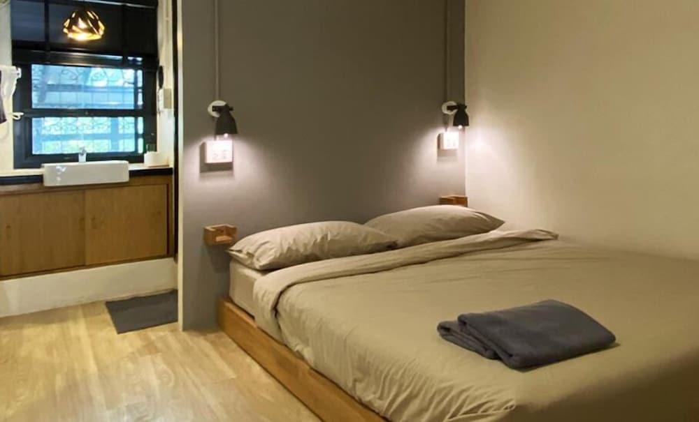 Monomer Hostel Bangkok Room Type - Double Room with Private Bathroom