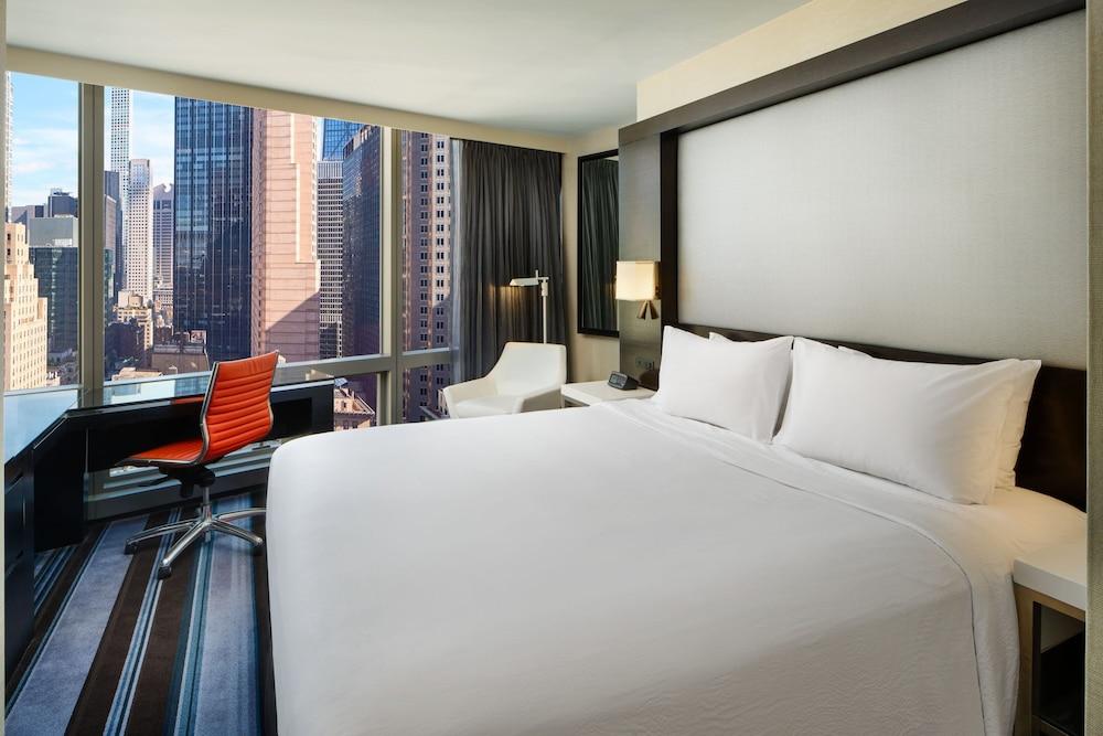 Courtyard by Marriott New York Manhattan/Central Park Room Type - Room, 1 King Bed, City View, Corner