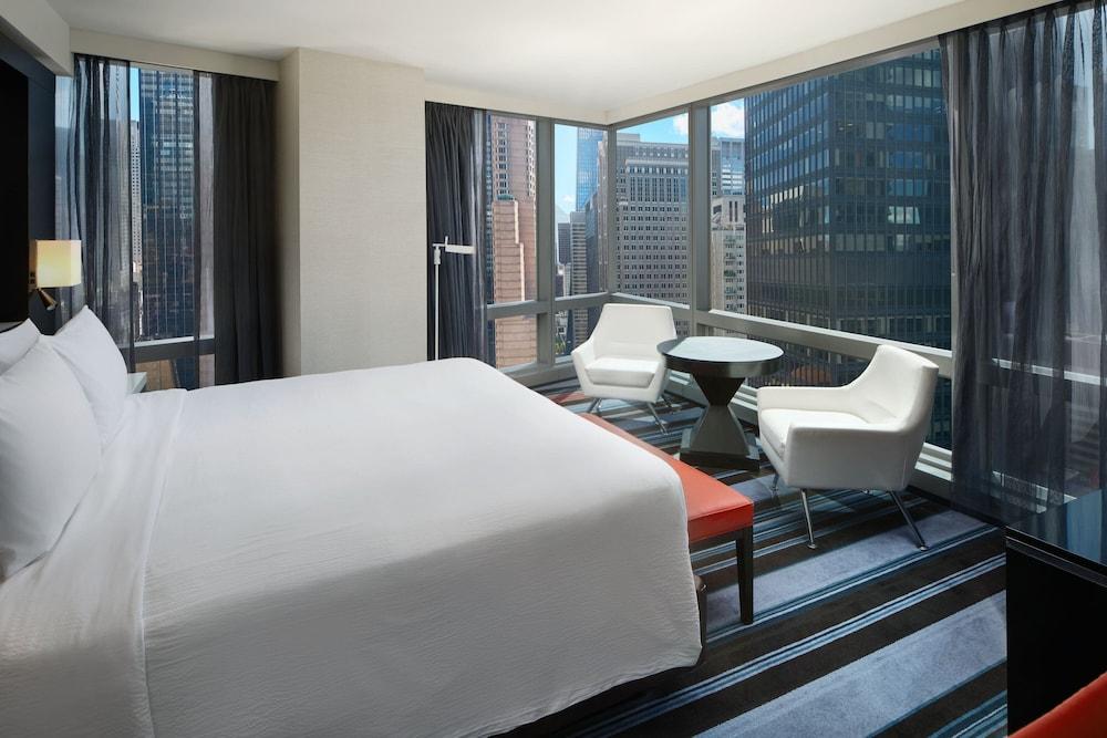 Courtyard by Marriott New York Manhattan/Central Park Room Type - Room, 1 King Bed, Corner (View)