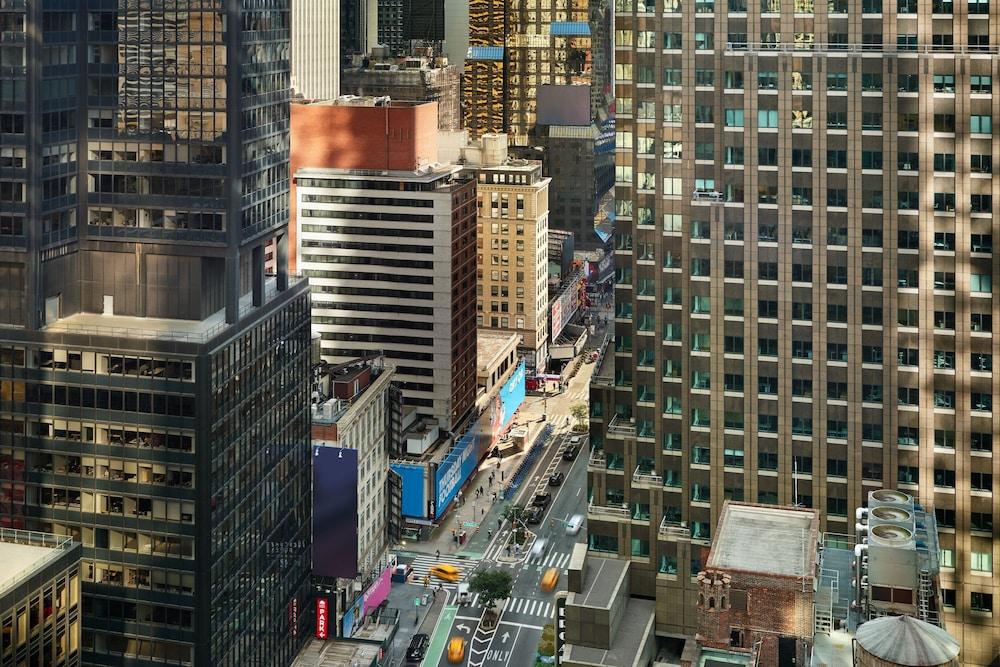 Courtyard by Marriott New York Manhattan/Central Park - Tap to explore photos