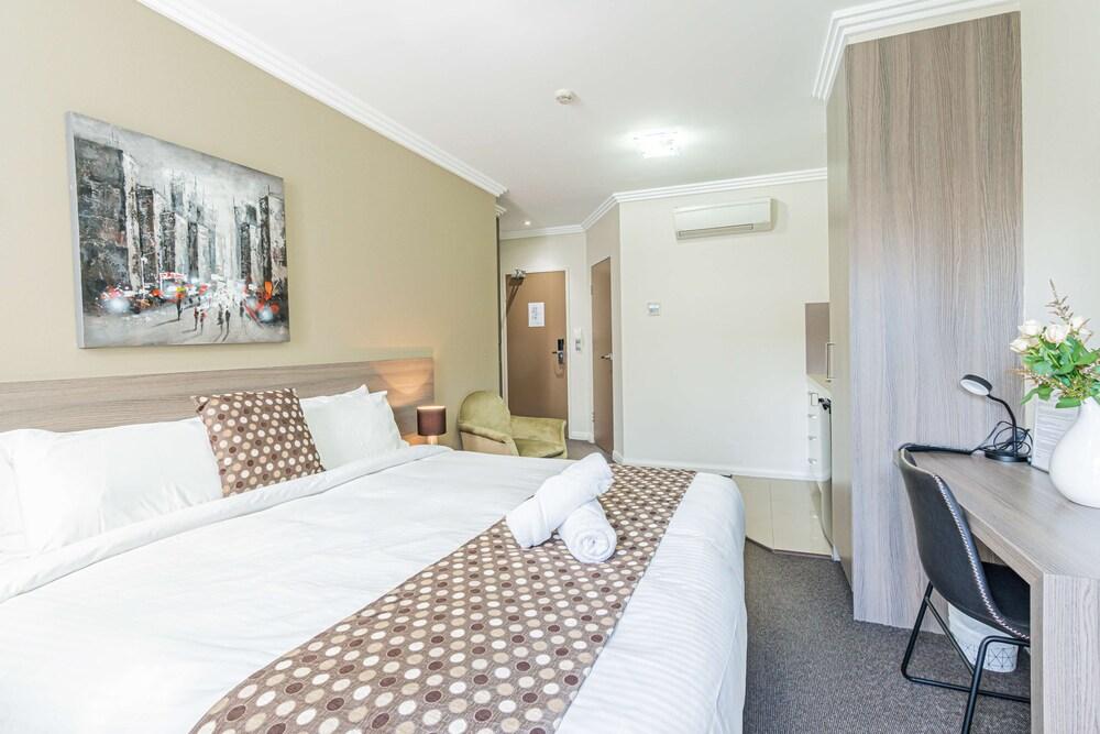 Best Western Plus Camperdown Suites Room Type - Standard Room, 1 King Bed, Non Smoking, Kitchenette