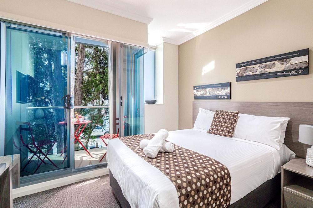 Best Western Plus Camperdown Suites Room Type - Deluxe Room, 1 Double Bed, Non Smoking, Balcony (Small Room)