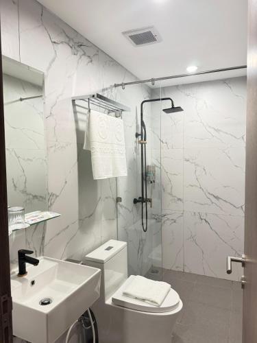 d'primahotel ITC Mangga Dua - Tap to explore photos