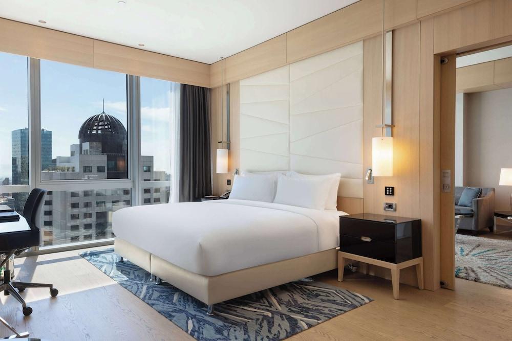 Wyndham Grand Istanbul Levent Room Type - Prestige One Bedroom Suite with Partial Sea View and Kitchenette