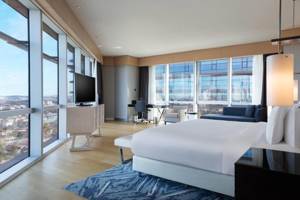 Wyndham Grand Istanbul Levent Room Type - Corner Suite King Bed with City View Wyndham Grand Istanbul Levent Room Type - Corner Suite King Bed with City View