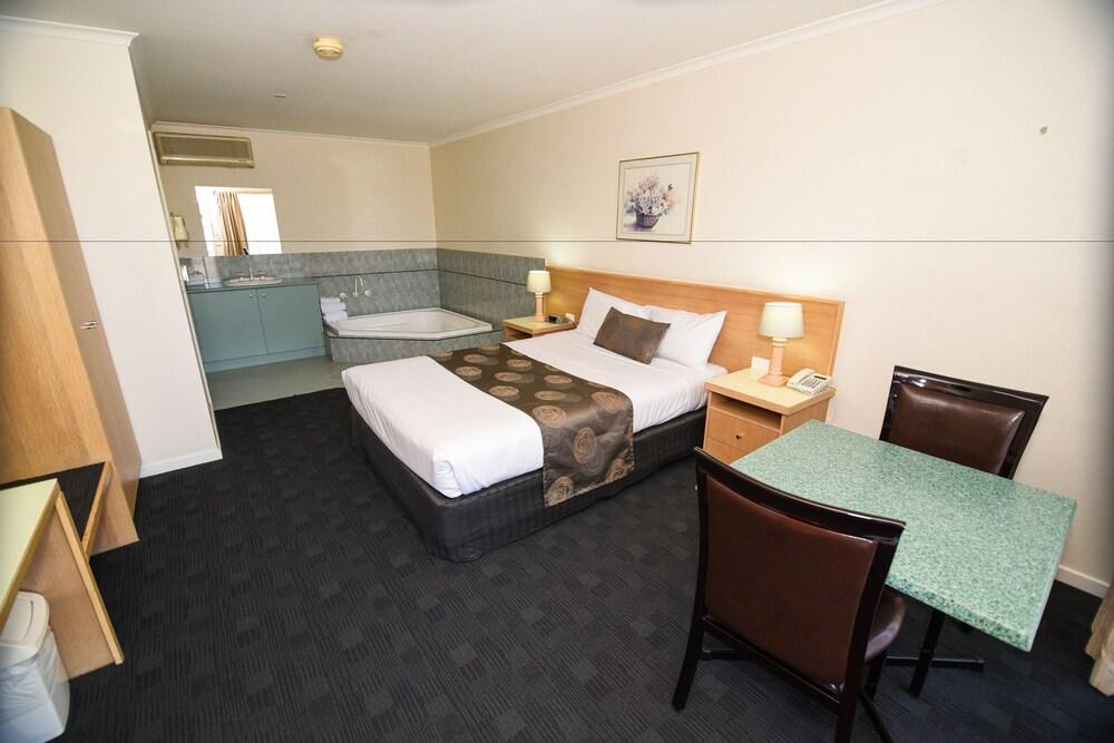 Sandown Heritage Motel - Tap to explore photos