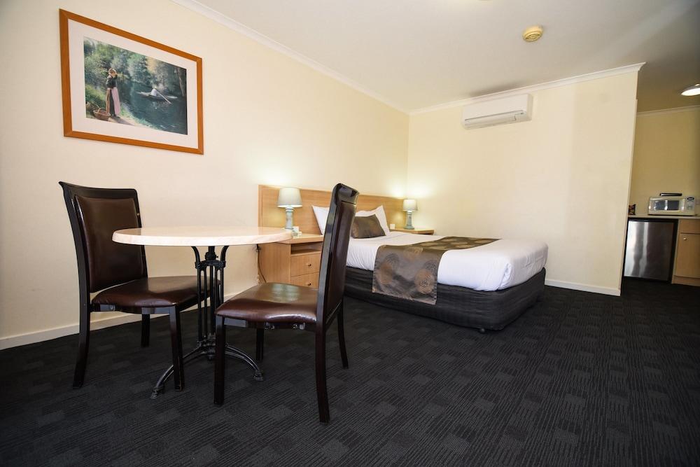 Sandown Heritage Motel - Tap to explore photos