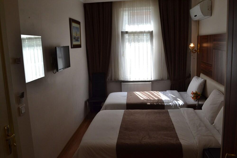 New Fatih Hotel Room Type - Standard Triple Room New Fatih Hotel Room Type - Standard Triple Room