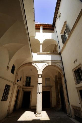 Residenza San Calisto - Tap to explore photos