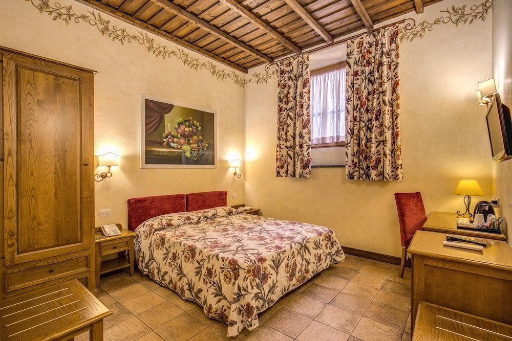 Residenza San Calisto - Tap to explore photos