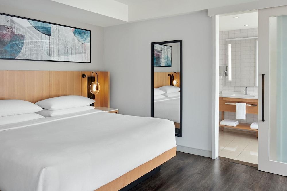 Delta Hotels by Marriott Toronto Room Type - Junior Suite, 1 King Bed, Tower (View)