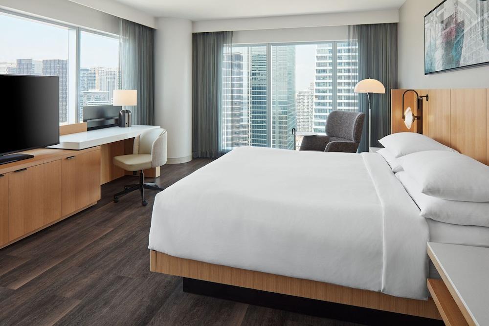 Delta Hotels by Marriott Toronto Room Type - Room, 1 King Bed, Tower (View)