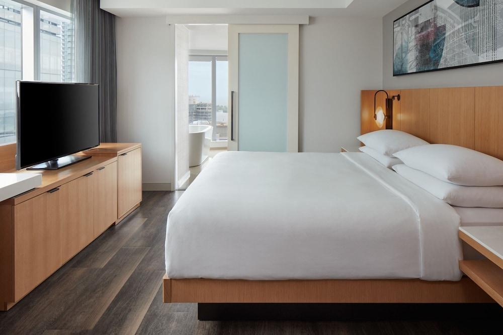 Delta Hotels by Marriott Toronto Room Type - Deluxe Room, 1 King Bed, Corner