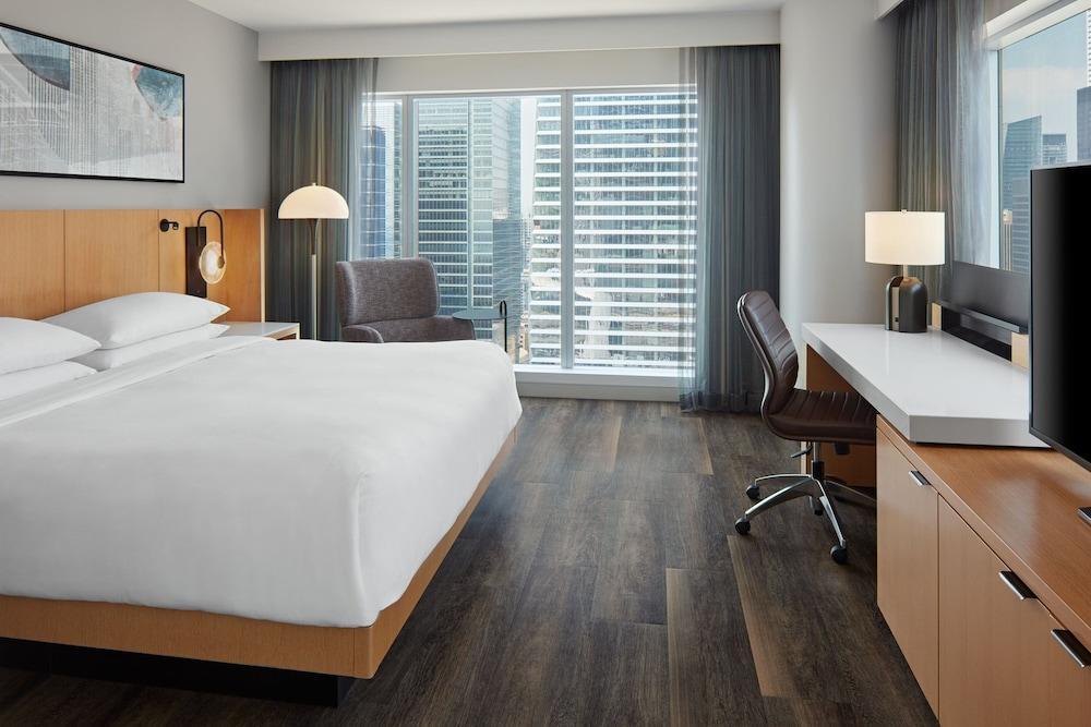 Delta Hotels by Marriott Toronto Room Type - Room, 1 King Bed, Corner