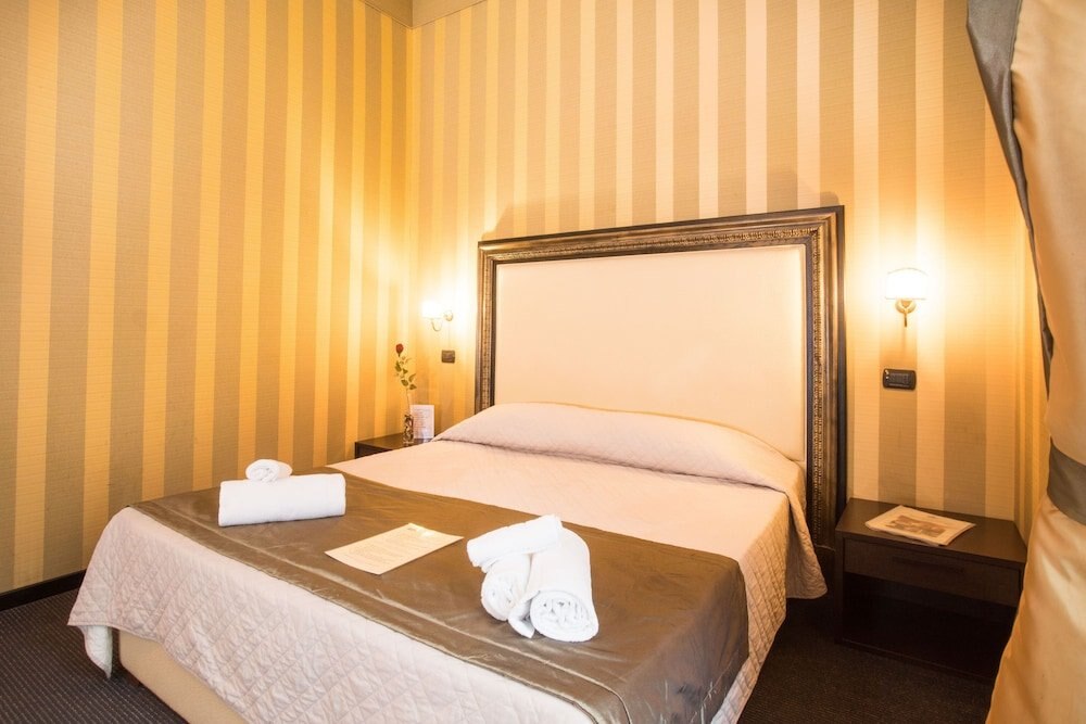 Guest House Domus RomAntica - Tap to explore photos