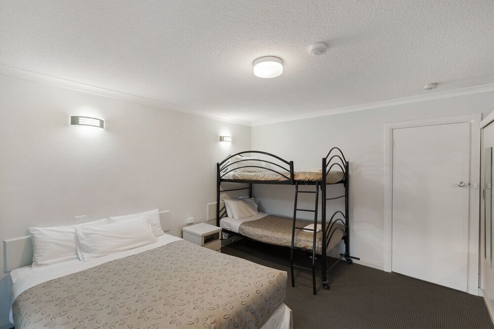 Alexander Motor Inn & Apartments - Tap to explore photos