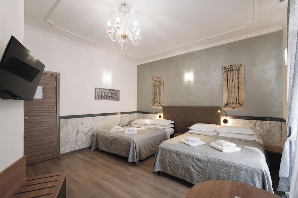Hotel Centro Cavour Room Type - Superior Quadruple Room, Balcony