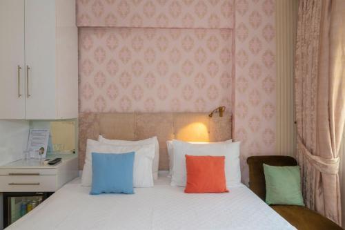 Walnut Shell Hotel - Tap to explore photos