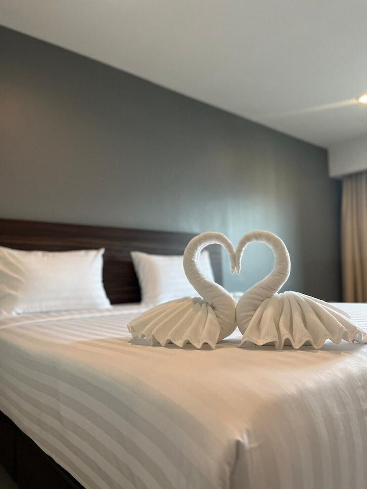 14 Living Room Type - Deluxe Room, Non Smoking, City View