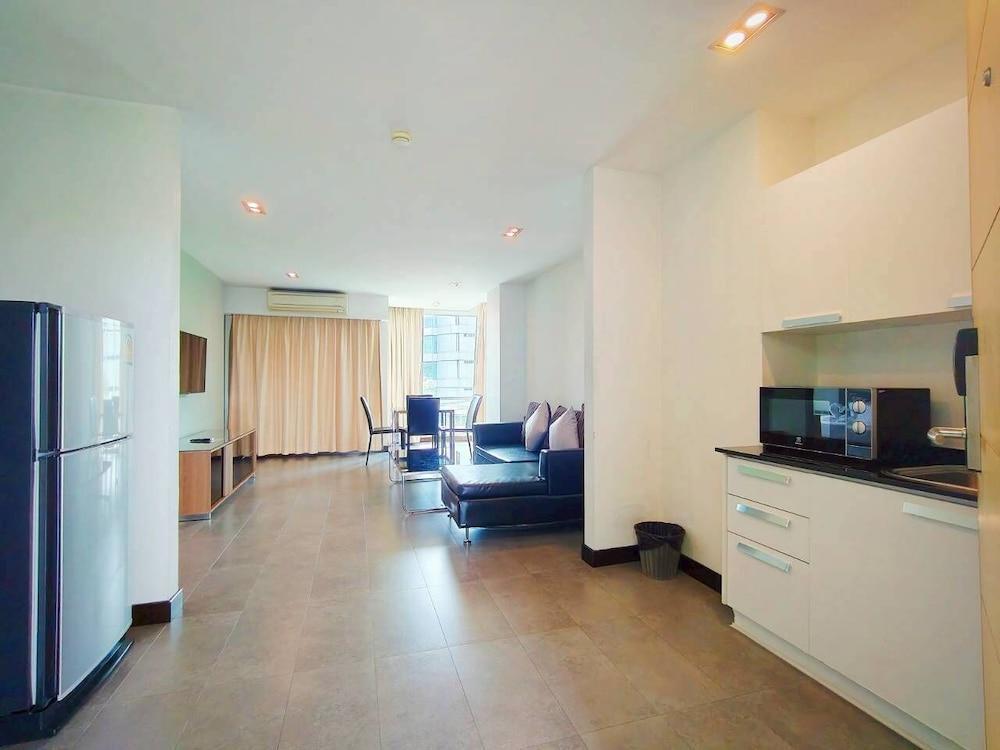 14 Living Room Type - Suite, Kitchenette, City View
