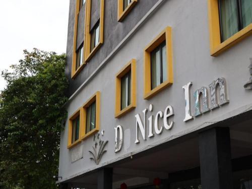 OYO 90865 Hotel De Nice Inn - Tap to explore photos