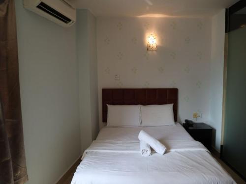 OYO 90865 Hotel De Nice Inn - Tap to explore photos
