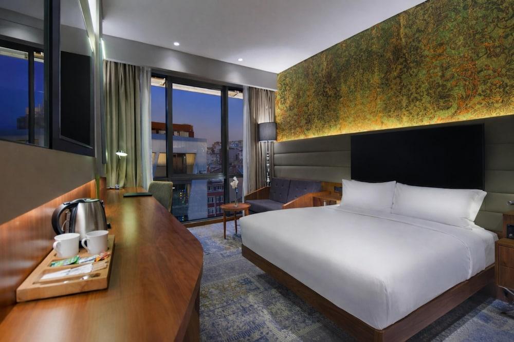 Double Tree by Hilton Hotel Istanbul Piyalepasa Room Type - Queen Room with Sofa Bed