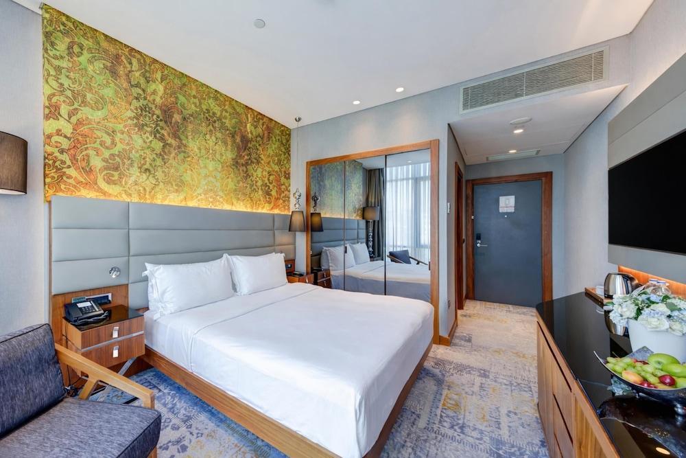 Double Tree by Hilton Hotel Istanbul Piyalepasa - Tap to explore photos