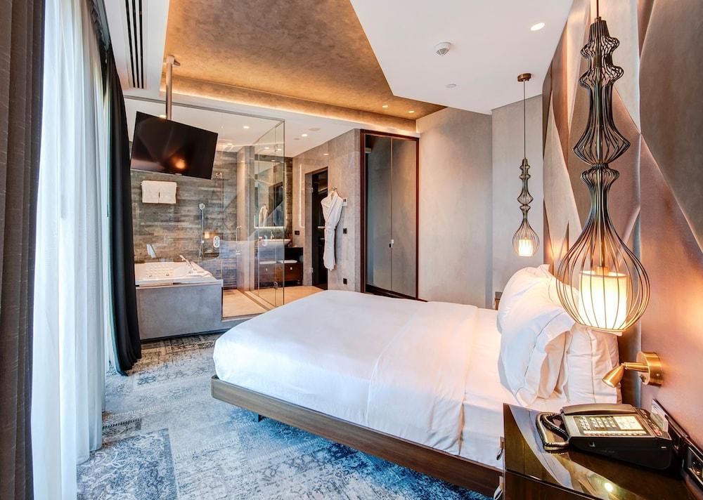 Double Tree by Hilton Hotel Istanbul Piyalepasa Room Type - Suite, 1 Bedroom, Terrace
