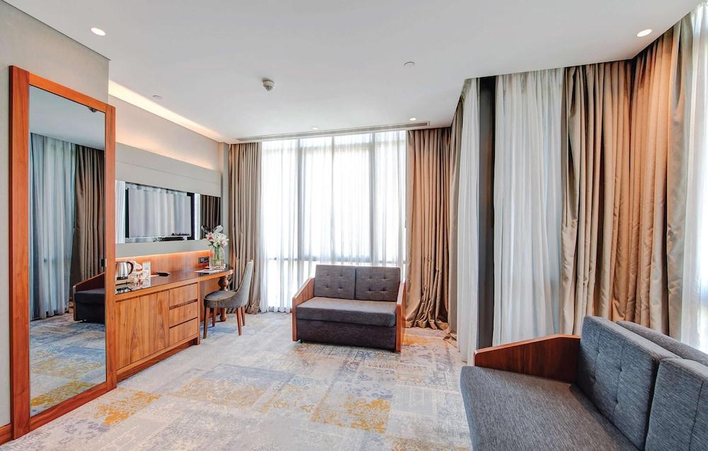 Double Tree by Hilton Hotel Istanbul Piyalepasa - Tap to explore photos