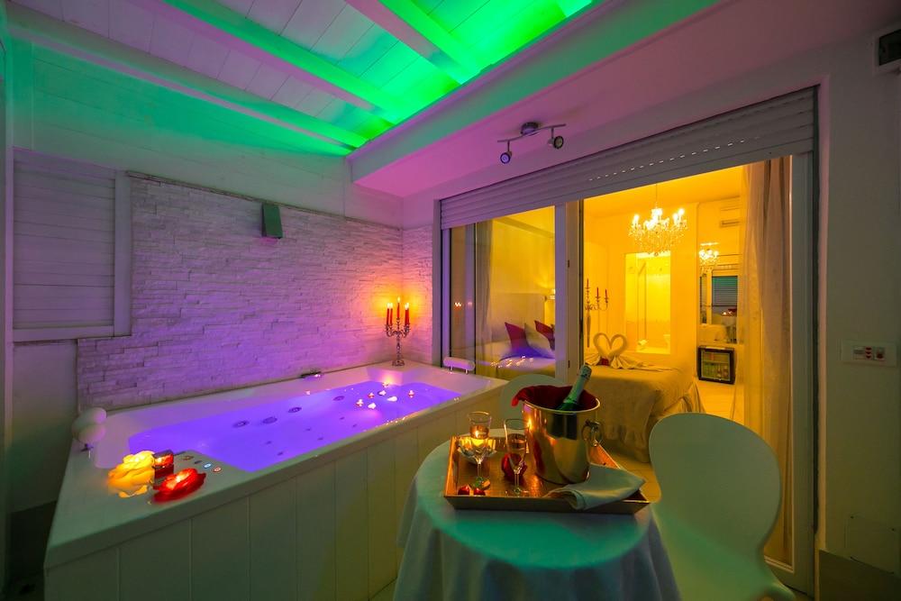 Suites Roma Tiburtina Room Type - Luxury Suite, 1 Queen Bed, Jetted Tub + External Sauna Suites Roma Tiburtina Room Type - Luxury Suite, 1 Queen Bed, Jetted Tub + External Sauna