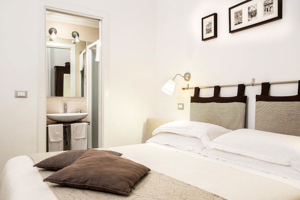 Arco del Lauro Bed & Breakfast - Tap to explore photos