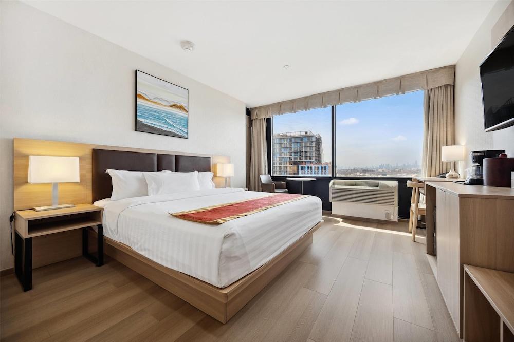 Ramada by Wyndham Flushing Queens Room Type - Standard Room, 1 King Bed (Mobility, Bathtub W/grab Bars)
