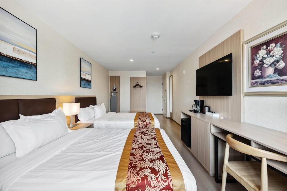 Ramada by Wyndham Flushing Queens Room Type - 2 Double Beds, Bathtub, Non-Smoking