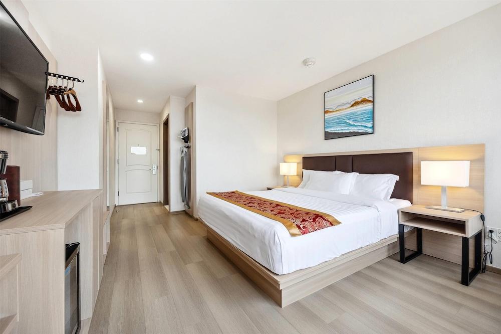 Ramada by Wyndham Flushing Queens - Tap to explore photos